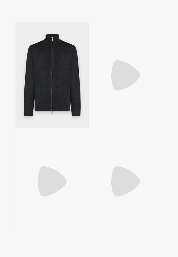Jersey gris oscuro con cremallera completa, cuello alto, mangas largas y cremallera plateada en el centro delantero.; Camiseta blanca lisa de manga corta con cuello redondo, ajuste regular y textura de tela suave, presentada sobre un fondo blanco.; Vaqueros de mezclilla negra con corte recto, diseño de cinco bolsillos, detalles en hardware de cobre y una cinta de cintura resistente. Textura suave, estilo sin adornos.; Mocasines de cuero negro con punta redonda, que cuentan con un diseño cosido, suela de plataforma baja y una suela de goma texturada y con tacos.