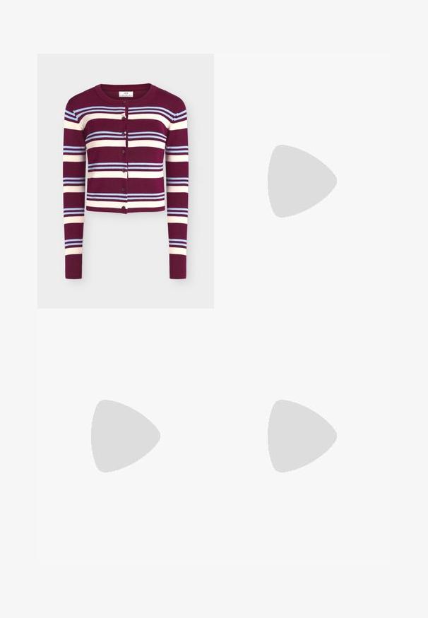 Langærmet cropet cardigan med knapper foran, med vandrette striber i bordeaux, creme og lyseblå farver.; Solid blå t-shirt med korte ærmer og rund hals vist på en ensartet lys grå baggrund.; Blå højtaljede denimjeans med forreste patchlommer og svajede ben, med knap- og lynlåslukning.; Bordeaux læder ballerina sko med spidse tæer, flad sål og en dekorativ spænde-strop over vristen. Glat, blank tekstur.