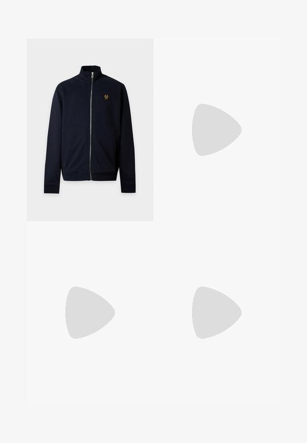 Marineblauw jasje met rits, opstaande kraag, twee zijzakken en een klein logo op de borst aan de linkerkant.; Effen wit t-shirt met korte mouwen en een ronde hals, plat uitgespreid op een lichte achtergrond.; Donkerblauwe straight-leg spijkerbroek met gele stiksels, voorzakken en een knoopsluiting in de taille.; Zwarte gepatenteerde leren sneakers met een ronde neus, vetersluiting, een gestructureerde rubberen zool en een glanzende afwerking.