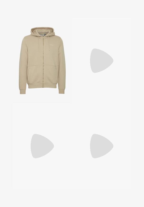 Beige zip-up hoodie lavet af en bomuldsblanding, med en hætte med snor, to forlommer og diskret logo-detaljering på brystet.; Lys beige bomulds t-shirt med rund hals, korte ærmer og en afslappet pasform. Glat tekstur og minimalistisk design, uden mønstre eller accenter.; Lysblå denim jeans med et klassisk lige ben-design, der har fem lommer, metalknaplukning og en let falmning på stoffet.; Beige ruskinds sneakers med hvide gummisåler, der har et lavtopdesign og grå accent på hælen. Snørebåndlukning med minimal syning.