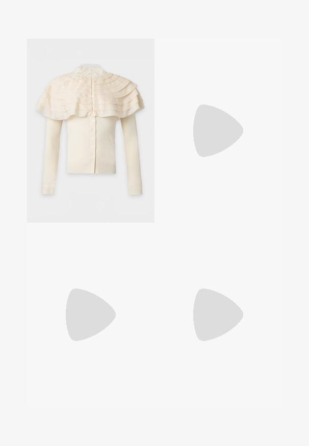 Crèmekleurige lange mouwen cardigan met knoopsluiting voor en gelaagde geplooide capedetail rond de schouders en een hoge kanten kraag.; Navyblauwe jurk met een vierkante halslijn en een mouwloos ontwerp; heeft een groot, lichtroze bloemenpatroon aan de voorkant. Stevige textuur.; STAND STUDIO KELSEY - Muiltjes met hak - black; Zwarte leren clutch met geplooide textuur, zilverkleurig metalen frame, drukknopsluiting en kettingriem. Glad, zacht oppervlak.