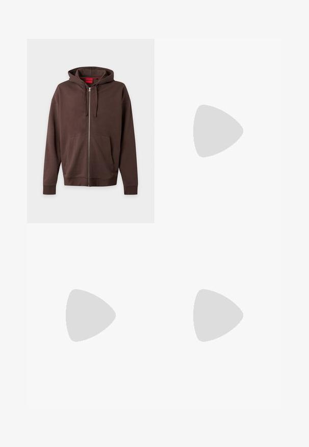 Sweat à capuche marron zipper avec poches avant et cordon à la capuche, montrant une étiquette rouge à l'intérieur du col avec la marque "HUGO".; T-shirt uni vert olive à manches courtes, col rond et petit logo "BOSS" à l'arrière du col.; Pantalon marron taille haute à jambes droites avec fermeture à bouton et zip, passants de ceinture et devant lisse sur fond blanc.; Baskets en cuir marron foncé à profil bas avec une semelle rainurée et une languette beige clair au talon, vues de côté sur fond blanc.