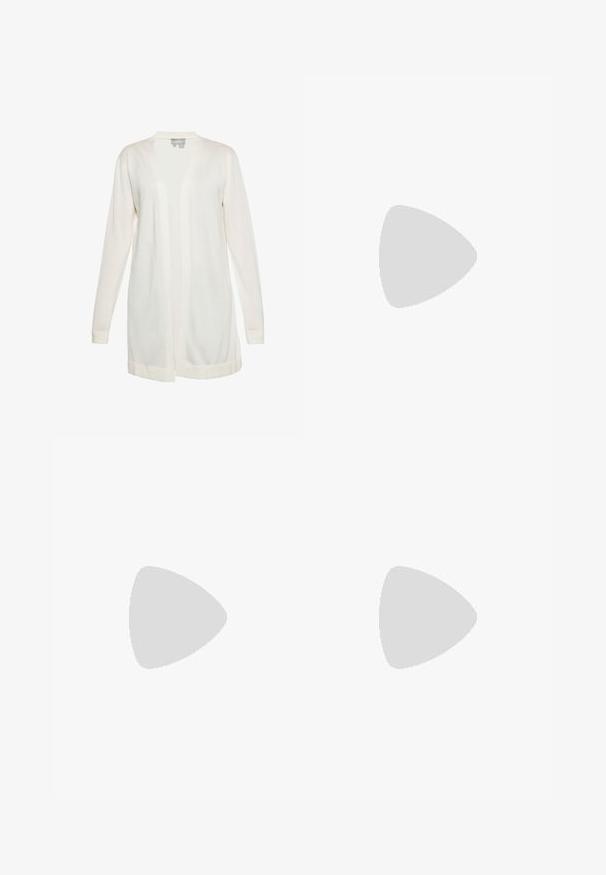 Cardigan léger à manches longues en crème, avec un devant ouvert, des poignets côtelés et une texture douce, idéal pour le superposition.; Blouse sans manches en satin beige clair avec encolure en V et ourlet arrondi, comportant une petite étiquette à l'arrière du col intérieur.; Pantalon beige à jambes larges avec une taille haute, des plis sur le devant, et une fermeture boutonnée et zippée dissimulée.; Sandales plates marron en cuir lisse avec un design à brides croisées, dotées d'une semelle plate et d'un style minimaliste.
