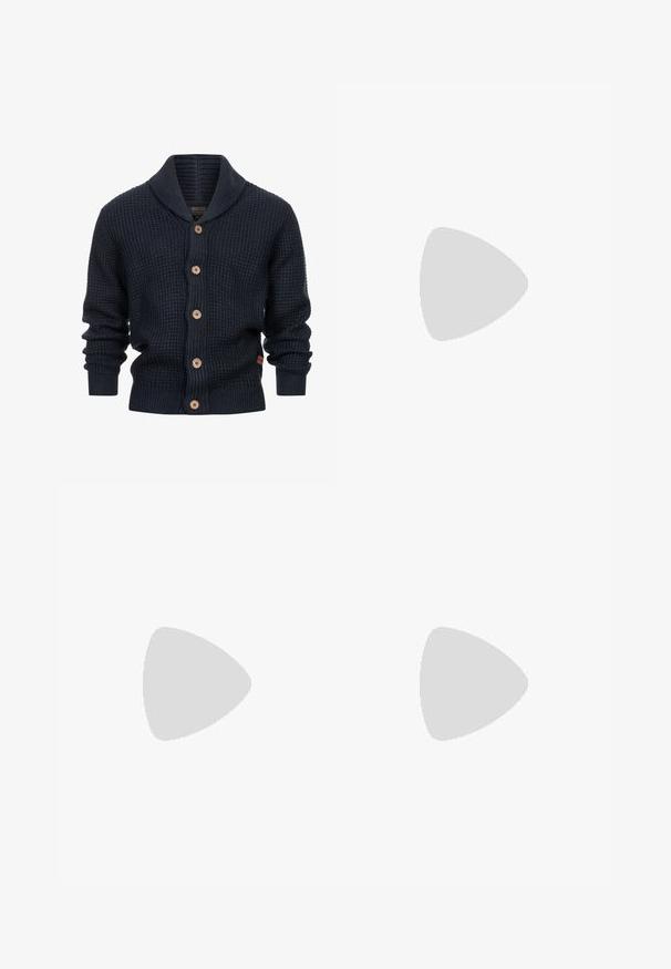 Marine strikket cardigan med sjalskrave, træknapper og ribbede ærmer. Tekstureret stof med et varmt, hyggeligt design.; Lyseblå langærmet skjorte med knapper lavet af bomuld, med en knap-ned krave og et lille broderet logo på brystet.; Lyseblå denimjeans med lige snit, knaplynlås, fem lommer, diskret slid og syninger som detalje.; Brun lædersko med snørebånd svævende over et beige tekstureret tæppe, rundt bord af træ og bøger i baggrunden.