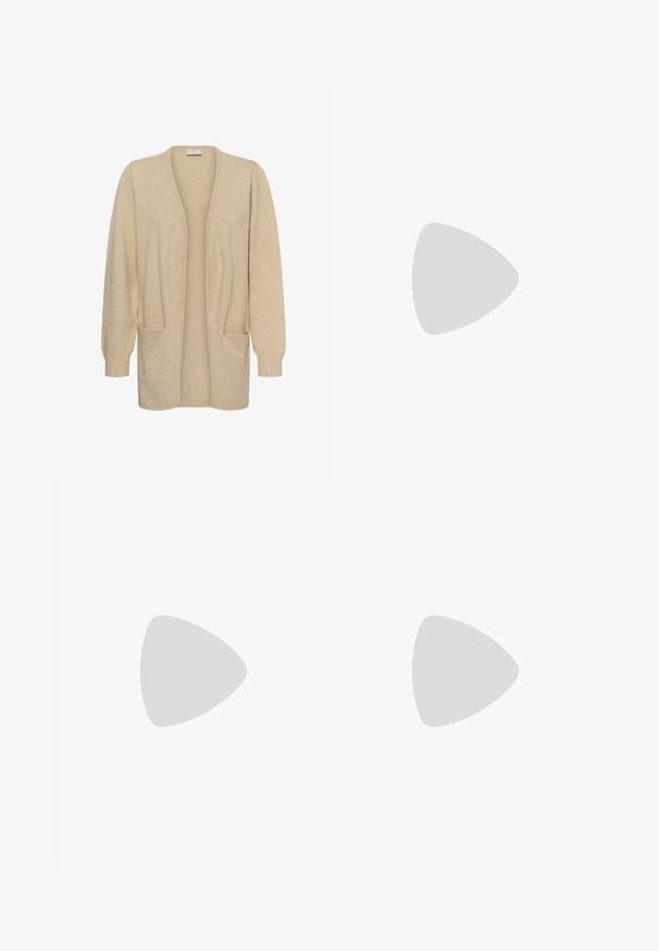 Cardigan largo beige con abertura frontal, mangas largas, dos bolsillos delanteros y puños y bajo acanalados, mostrado sobre un fondo blanco.; Camiseta de manga larga rosa claro con un escote redondo relajado, hecha de una tela suave con una sutil textura jaspeada.; Pantalones beige de pierna ancha con cintura elástica y cordón, hechos de una tela suave y moteada.; Zapatilla de ante de color beige, con un suave forro de piel de oveja crema. Cuenta con una suela de goma plana y texturizada para mayor agarre.