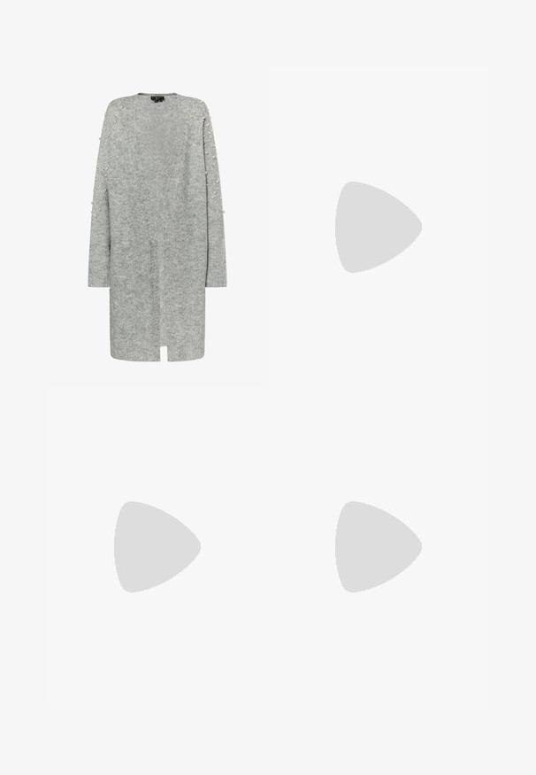 Grauer Strickcardigan mit offenem Vorderteil, langen Ärmeln und dekorativen Perlenakzenten auf den Schultern. Weiche Textur, mittellanges Design.; Graues geripptes Tanktop mit Spitzenbesatz am Ausschnitt. Der Stoff ist weich und hat eine figurbetonte Form, mit leichtem Stretch und gewellten Kanten.; Schwarze Leggings mit eng anliegendem Design, versehen mit einem weißen Karomuster, elastischem Taillenbund und glattem, dehnbarem Stoff.; Silberfarbener Metallic-Schuh mit niedrigem Blockabsatz, spitzer Toe und Knöchelriemen mit Schnalle auf weißem Hintergrund.