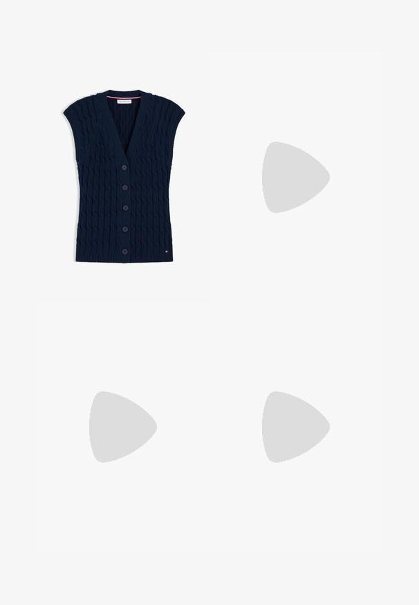 Gilet sans manches en maille torsadée bleu marine avec cinq boutons à l'avant et petit logo Tommy Hilfiger près de l'ourlet.; Chemise blanche à manches longues avec boutons, col boutonné et petit logo brodé de joueur de polo sur la poitrine gauche.; adidas Originals Minijupe - off white; Mocassin en cuir brun avec des détails cousus, un talon bas et une semelle en caoutchouc texturée. Présente un petit accent doré près du talon.