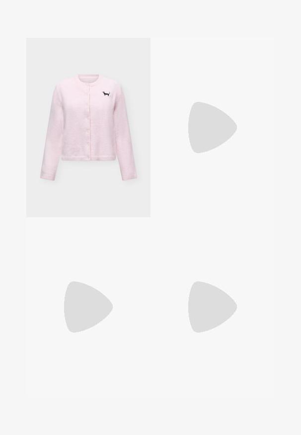 Lichtroze cardigan met lange mouwen en knopen, ronde halslijn en een kleine zwarte teckel geborduurd op de linkerborst.; Witte tanktop van gladde stof, met een ronde halslijn en brede schouderbanden, met een label binnenin waarop "IVY OAK" staat.; Zwart, hoog getailleerde wijde broek met een verborgen sluiting aan de voorkant, afgebeeld op een effen lichte achtergrond.; Benen met donkere geribbelde leggings gecombineerd met zwarte ballerina's met kleine strikdetails op een witte achtergrond.