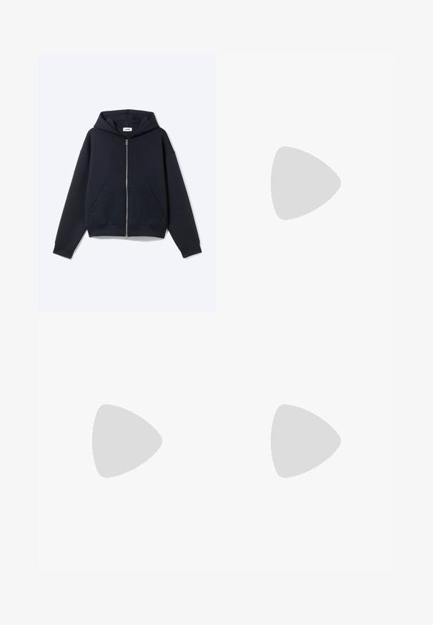 Marineblå hættetrøje med fuld lynlås, lange ærmer, forlommer og hætte, vist på en ensfarvet lys baggrund.; Sort T-shirt med korte ærmer og rund hals med afslappet pasform, forfra, ensfarvet design og synligt Weekday-mærke inde i kraven.; Sorte denim jeans med bred bendesign. Har fem lommer, let falmning og solid syning. Knaphul- og lynlås-lukning.; Sort Adidas sneaker med hvide striber, blå snørebånd og gummisål, der svæver over gråt betontrin i blødt lys.