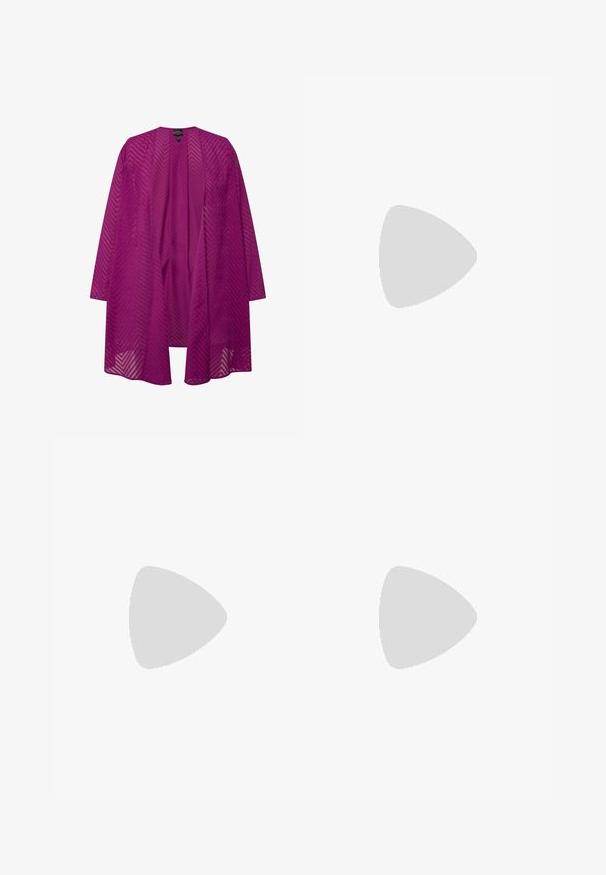 Gennemsigtig lilla kimono med et struktureret zigzag mønster, åben front og lange ærmer. Letvægtsstof hænger løst.; Lyserød blomsterbluse med lange ærmer, flæse-lagdelt kant og udvidede ærmer, med rund halsudskæring og plisserede detaljer.; Lilla og orange tie-dye midi-nederdel i blødt stof med A-form og subtil struktur, der har en glat talje og flydende design.; Mørkebrun læderstøvle med blokhæl og elastisk sidepanel, med en trækflap bagpå for nem påtagning.