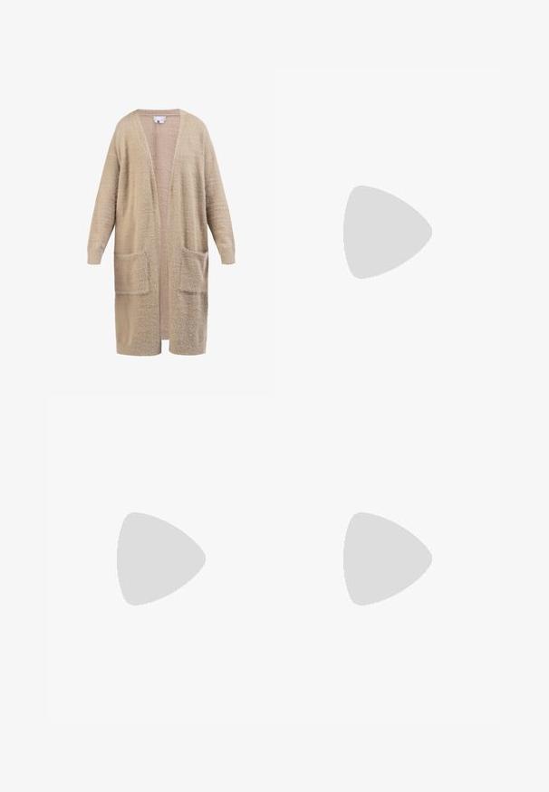 Long cardigan beige à ouverture frontale, manches longues et deux poches avant, réalisé en tissu doux texturé.; Haut beige à manches longues en maille côtelée avec encolure carrée et léger détail aux épaules, présenté sur fond blanc.; Pantalons de jogging gris clair en tissu doux avec une taille élastique, cordon de serrage et poches latérales, arborant un design simple.; Chausson beige à enfiler avec extérieur en daim doux et doublure intérieure moelleuse et duveteuse ainsi qu'un revers, conçu pour le confort à l'intérieur.