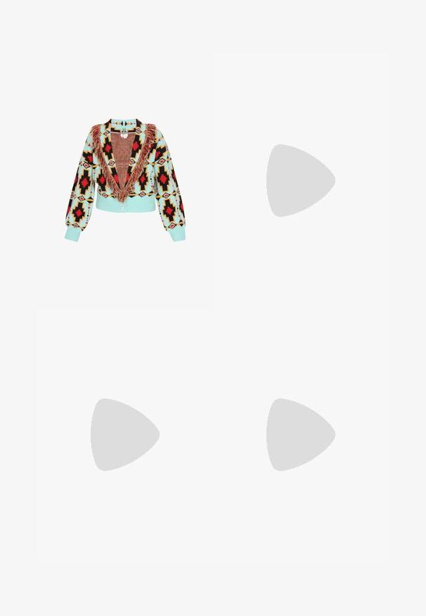Cardigan en tricot avec une base turquoise et un motif géométrique noir et rouge. Détails de franges remarquables le long du col. Fermeture avant par boutons.; Robe à manches longues avec un motif ondulé multicolore en bleu, orange, jaune et blanc, présentant une taille abaissée et une jupe plissée.; Bottine en daim marron foncé avec talon bloc cylindrique noir et bout arrondi, vue de profil sur un fond uni.; Foulard carré avec des motifs floraux dans des rayures bleues, orange, jaunes, vertes et marron, avec un texte en écriture cursive "Bimba Y Lola" au centre.