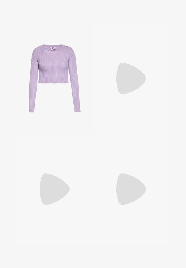 Lila geribbelde korte cardigan met lange mouwen, V-hals en vijf knopen aan de voorkant.; Roze mouwloze jurk met een voorknoopdetail en een uitlopende rok. Gemaakt van zachte stof met een gladde textuur. Verstelbare dunne bandjes.; Roze leren ballerinas met een afgeronde neus, veters rondom de enkel en een gladde textuur. Lichtgewicht ontwerp met minimale stikaccenten.; Roze satijnen scrunchie met kleine decoratieve kralen en een klein stoffen label op een witte achtergrond.