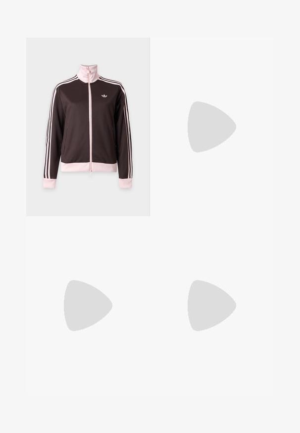 Dunkelbraune Jacke mit Reißverschluss, hellrosa Kragen, Bündchen, Saum und drei Streifen an den Ärmeln, mit kleinem Logo auf der Brust.; Braunes gestreiftes Adidas-Poloshirt mit V-Ausschnitt, bordeauxrotem Kragen und rotem Logo. Mit weißen und roten Schulterstreifen, kurzen Ärmeln.; Braune Sweatpants aus weichem Stoff mit lockerem Schnitt, ausgestattet mit einem elastischen Bund, einem Kordelzug und einem weißen Logo am linken Oberschenkel.; Brauner Sneaker mit beiger Gummisohle, drei weißen Streifen an der Seite und einem einzelnen Klettverschluss oben.
