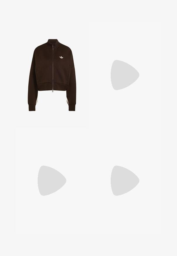 Dunkelbraune Jacke mit Reißverschluss, hohem Kragen, langen Ärmeln, zwei Seitentaschen und kleinem weißem Adidas-Logo auf der Brust.; Gestreiftes Kurzarmoberteil aus leichtem Stoff. Mit cremefarbenen und hellorangen Streifen, rundem Halsausschnitt und seitlichen Schlitzen.; Cremefarbene weite Trainingshose mit roten Seitenstreifen, elastischem Bund, Reißverschlusstasche und rotem Adidas-Logo am Oberschenkel.; Niedrig geschnittener brauner Sneaker mit weißen Flecken, hellrosa Streifen und Schnürsenkeln, mit einer strukturierten Sohle und glatter Fersenschlaufe.