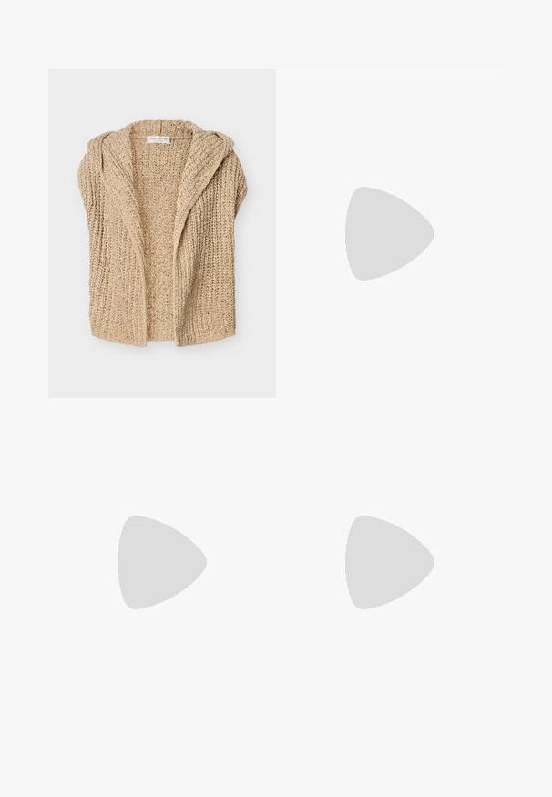 Beige chunky strikket cardigan med åben front og hætte, med ribbet tekstur og blødt, hyggeligt stof.; Lys beige langærmet skjorte med knaplukning fortil, klassisk krave, blød tekstur og let rundet kant. Ingen synlige mønstre eller accenter.; Bredde benbukser i olivengrønt stof, med en glat tekstur og ingen synlige lukninger. Designet til en afslappet pasform med rene linjer.; Brun ruskind spids flad sko med lav hæl og dekorativ spænde over overdelen, vist fra siden på hvid baggrund.