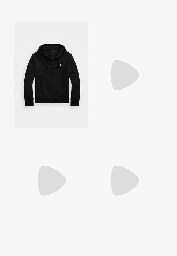 Čierna mikina na zips s kapucňou, predné vrecká, kapucňa so šnúrkami a bielym logom Polo Ralph Lauren na ľavej strane hrude.; Biele tričko s dlhými rukávmi a okrúhlym výstrihom s malým vyšívaným logom Polo Ralph Lauren na ľavej strane hrudníka.; Krémové nohavice s rovnými nohavicami, s pútkami na opasok a skrytým predným zapínaním na jednoduchom pozadí.; Biely nízky teniska s béžovou pätovou záložkou, bielymi šnúrkami a malým vyšívaným logom hráča póla na boku nad tlustou podrážkou.
