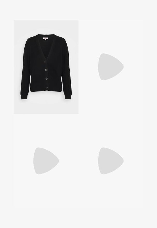 Schwarze Strickjacke mit tiefem V-Ausschnitt, geripptem Textur und langen Ärmeln. Sie verfügt über fünf Knöpfe vorne und hat eine lässige Passform.; Dunkelgraues T-Shirt mit kurzen Ärmeln und Rundhalsausschnitt, flach auf einem weißen Hintergrund ausgelegt.; Schwarze Jeans aus Denim mit geradem Bein, fünf Taschen, kupferfarbenen Beschlägen und einer leicht ausgebleichten Textur.; Schwarzer Knöchelstiefel aus glänzendem Material mit quadratischer Zehenform und verjüngtem Absatz, vor einem glänzenden silbernen gepolsterten Hintergrund.