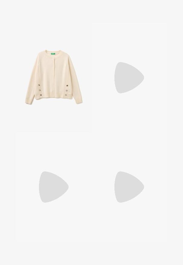 Gebreid vestje in crèmekleur met ronde halslijn, geribde zoom en zes zilveren knopen, gerangschikt in twee verticale groepen vlak bij de taille.; WE Fashion Overhemdblouse - grey; Zwarte wijde broek met plooien aan de voorkant, elastische tailleband, twee zijzakken en een glad, lichtgewicht stof.; Zwarte leren slingback schoen met een spitse neus, platte hak en gebogen uitsnijdingen. Glad textuur en minimalistische stijl.