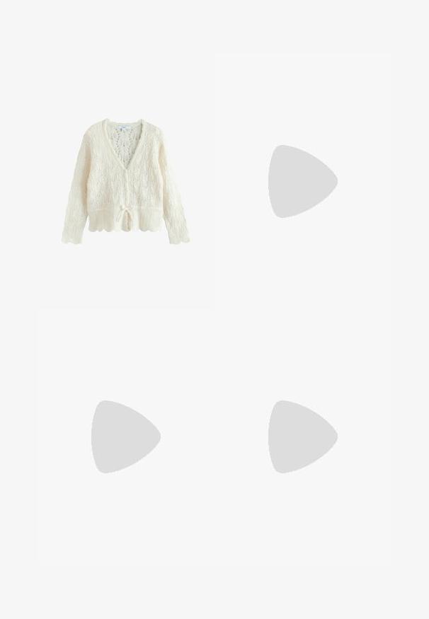 Strik cardigan i cremefarve med lange ærmer, bølgede kanter, knapper foran og snøre i taljen.; Blomstret broderet kjole i creme, med flæser på ærmerne, lyserøde blomster og en flagrende nederdel. Fremstillet af et letvægtsstof.; Sorte patenterede læder Mary Jane sko har en rund tå, to justerbare spænder, og en lav blokhæl. Glat tekstur, minimalistisk design.; Håndtaske formet som et hjerte i pink med grønne blade på toppen og forskellige farverige tegneserie-patches inklusive øjne, en mariehøne og emojis.