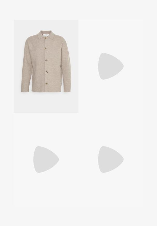 Beige overhemd met knopen, gemaakt van zachte stof, met een kraag, twee zakken en bruine knopen aan de voorkant. Recht gesneden mouwen.; Witte katoenen T-shirt met een ronde hals, korte mouwen en een rechte snit. Geen patronen of versieringen, gladde textuur en eenvoudig ontwerp.; Beige rechte broek van een katoenmengsel. Heeft een vijfzakkenontwerp, riemlussen en een zwarte knoopsluiting op de taille.; Grijze lage suède sneaker met zwarte veters en witte rubberen zool, zijaanzicht, met merknaam op de hieltab.