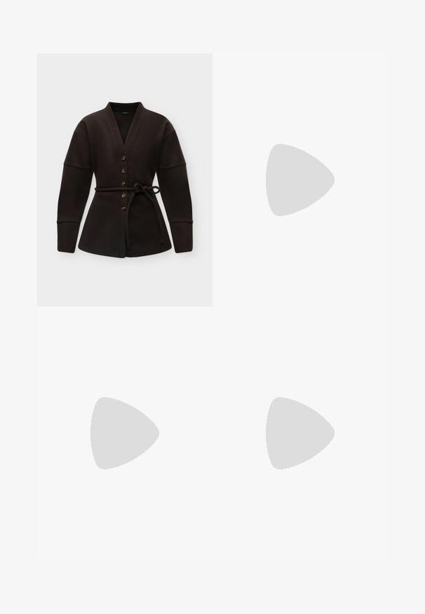 Cardigan marron foncé à manches longues avec cinq boutons sur le devant et une ceinture nouée à la taille, présenté sur un fond uni.; Haut blanc à manches courtes avec basque, encolure en cœur et taille cintrée, étiquette "Anna Field" visible à l'intérieur du col.; Pantalon rouge taille haute à jambes larges, avec plis à l'avant et ceinture assortie en tissu dotée d'une boucle rectangulaire.; Sandale à talons hauts en cuir verni bourgogne avec une bride de cheville, bout pointu et trois bandes horizontales sur le pied. Détail de boucle dorée.
