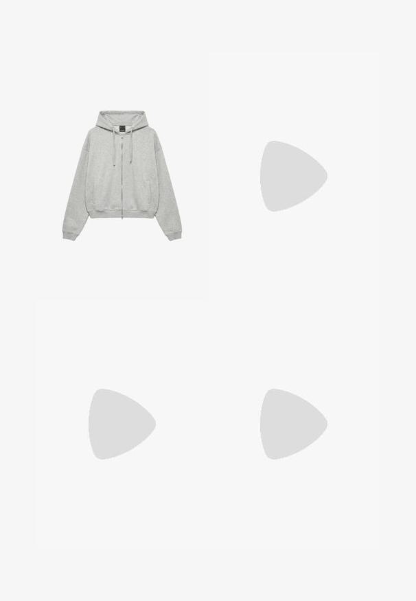 Lichtgrijze zip-up hoodie met trekkoorden, voorzakken en geribde boorden en tailleband, weergegeven op een witte achtergrond.; Witte T-shirt met korte mouwen, bekleed met dunne, gelijkmatig verdeelde horizontale marineblauwe strepen en een ronde hals.; Lichtblauwe high-waist jeans met rechte pijpen, voorzakken, riemlussen en knoopsluiting op een witte achtergrond.; Volledig witte lage Nike Air Force 1 sneaker met geperforeerde neus, vetersluiting en een reliëf Nike-swoosh aan de zijkant.