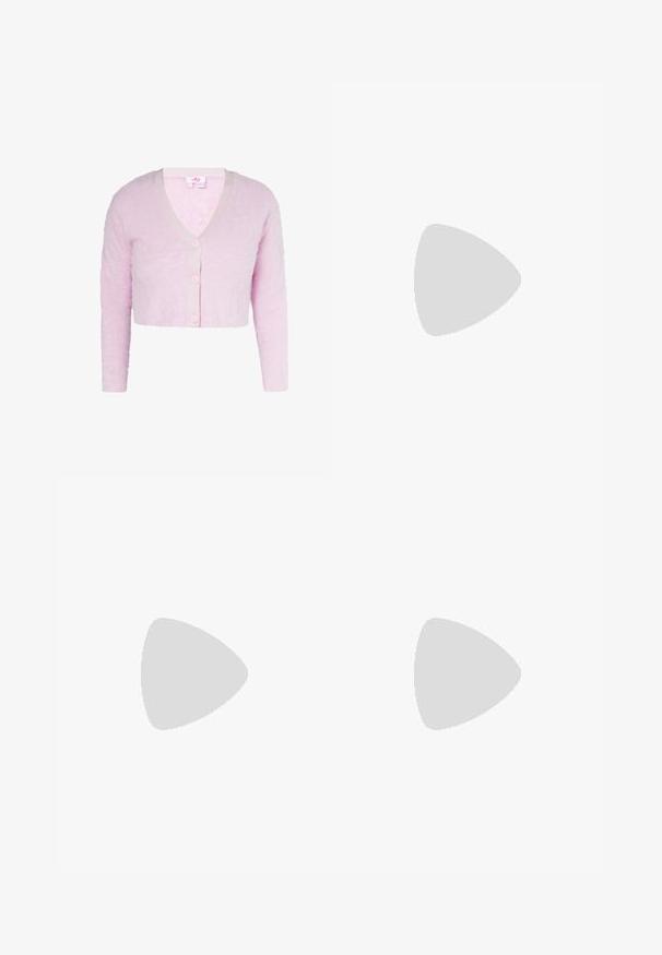 Lichtroze, zacht, cropped cardigan met lange mouwen en drie bijpassende knopen aan de voorkant, V-hals.; Korte roze jurk van een gestructureerde stof, met korte pofmouwen en een gerimpelde zoom. Eenvoudige ronde halslijn met een verborgen rits aan de achterkant.; Roze leren hoge hak met een afgeronde teen, enkelbandje en gegolfde rand. Voorzien van een smalle blokhak voor extra ondersteuning.; Roze glitterhandtas met een vlinderontwerp van rhinestones, met een gestructureerde vorm en een enkele handgreep aan de bovenkant.