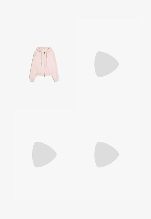 Sweat à capuche zippé rose clair avec cordons, poches avant et poignets côtelés, présenté sur fond blanc.; T-shirt blanc uni oversize à manches courtes avec col rond et étiquette noire à l'intérieur du col sur fond blanc.; Pantalons de survêtement rose clair en coton doux. Dotés d'une taille élastique et d'une coupe droite et décontractée. Pas de poches visibles ni de motifs.; Baskets beige discrètes Adidas Spezial avec des bandes vertes, une semelle en caoutchouc et le logo "SPEZIAL" sur le côté, vues de l'extérieur.