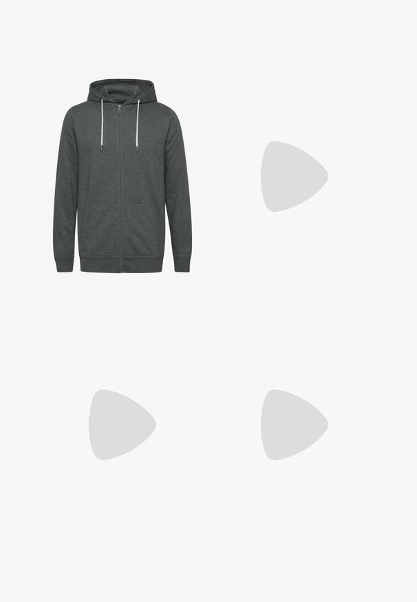 Sudadera con cremallera gris, con un cierre delantero, dos bolsillos laterales y cordones en gris claro. Tejido suave con puños y dobladillo de canalé.; Camiseta negra de manga corta con cuello redondo, corte holgado, diseño liso y sin logotipos ni patrones visibles.; Pantalones deportivos negros con cintura elástica, cordón y puños en los tobillos, exhibidos sobre un fondo liso y claro.; Zapatilla blanca Nike Air Force 1 con el logo Swoosh negro, cordones atados, posicionada en el aire sobre una superficie de concreto texturizado al aire libre.