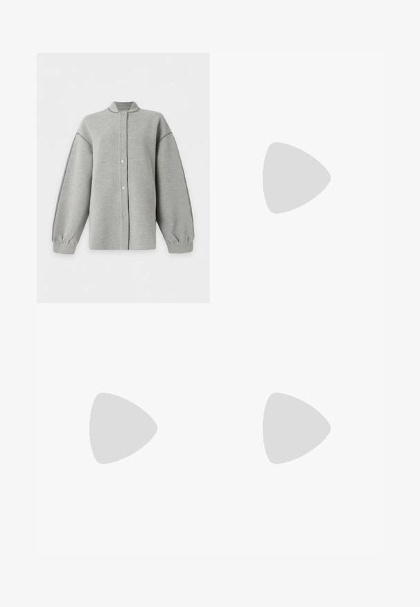 Veste gris clair à manches longues avec boutons-pression, poignets côtelés et petit col montant, présentée sur un fond blanc uni.; Robe bleu marine à manches courtes avec col blanc, poignets blancs et une patte de boutonnage frontale avec quatre boutons.; Chaussure en cuir noir dotée d'une semelle épaisse et texturée, d'une boucle décorative et d'un design plissé avec des clous en métal sur le dessus.; Sac à épaule en cuir noir avec des clous argentés et un emblème métallique ailé sur le rabat avant sur fond uni.