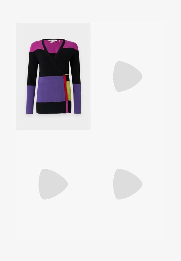 Pull-over coloré à manches longues avec effet cache-cœur, présentant des sections magenta, noir, violet et vert, avec une texture en maille douce et un col en V.; Robe à manches longues en tissu lilas uni, avec un superposition fluide semblable à une cape, présentant un col rond et une silhouette ajustée.; Botte mi-mollet en cuir noir avec bout pointu et petit talon kitten, vue de profil sur un fond clair uni.; Sac à main en osier noir en forme de coquille Saint-Jacques avec un dessus courbé et une texture tressée sur un fond uni.