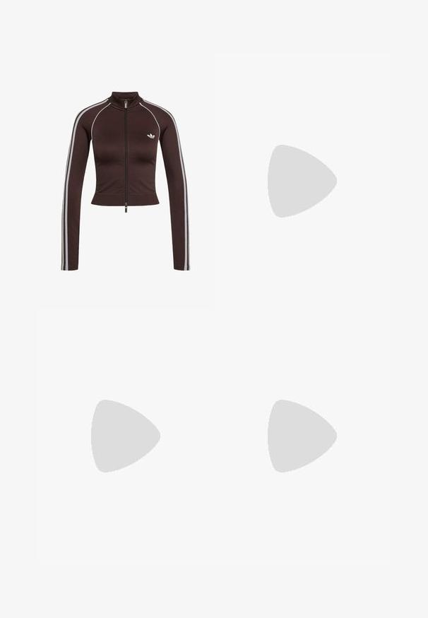 Mørkebrun cropped træningsjakke med forlynlås, høj krave, hvide sidelstriber på ærmerne og lille hvid Adidas-logo på brystet.; Sort ærmeløs tætsiddende top med rund halsudskæring og Weekday-brandlabel bag på kraven, på hvid baggrund.; Sorte højtaljede, tætsiddende yogabukser med udvidede ben, præsenteret mod en hvid baggrund.; Sort Adidas sneaker med hvide striber og beige sål, fanget i luften over en stenet overflade og baggrund af en stenmur.