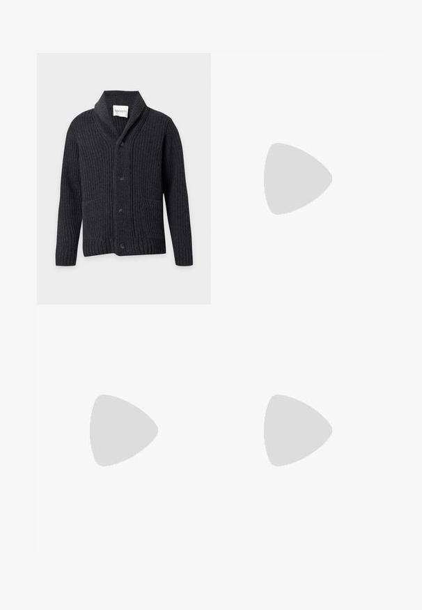 Cardigan en maille côtelée gris foncé avec col châle, quatre boutons noirs sur le devant et deux poches avant.; Chemise noire à manches longues avec col pointu et deux poches poitrine à l'avant, chacune fermée par un bouton blanc.; Jeans en denim noir à jambes larges avec poches avant et arrière, passants de ceinture et fermeture bouton à la taille.; Mocassins en cuir noir avec une finition texturée, dotés d'une bride décorative à l'avant et d'un bout arrondi. Semelle en caoutchouc pour plus de durabilité.