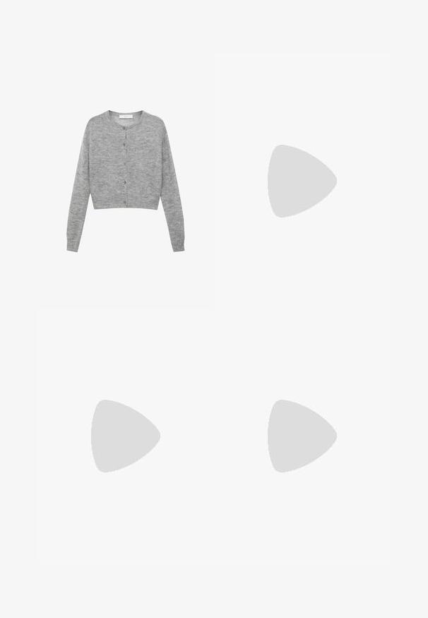 Graue, kürzere Strickjacke aus weichem Material mit langen Ärmeln, rundem Ausschnitt und Knopfleiste vorne.; Graues Baumwoll-T-Shirt mit kurzen Ärmeln, Rundhalsausschnitt und unstrukturiertem Schnitt. Glatte Textur mit subtilen Farbvariationen.; Dunkelblaue Jeans mit weitem Bein aus Denim; mit Taschen vorne und Knopfverschluss; auffällige Nähte entlang der Nähte; keine Muster oder Verzierungen.; Braune Wildleder-Stiefelette mit spitzem Zehenbereich und niedrigem Kittenabsatz. Glatte Textur, nahtloses Design und minimalistischer Stil.