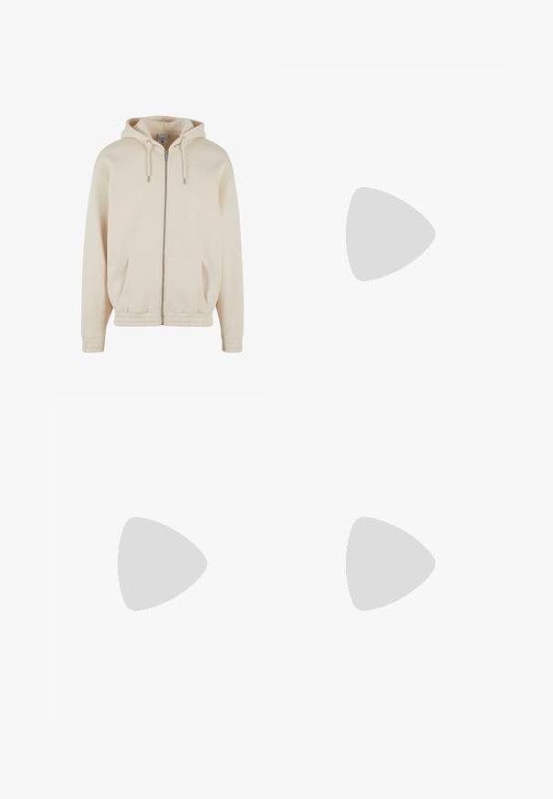 Zipper-hoodie in lichtbeige. Heeft een capuchon met trekkoord, een elastische tailleband en twee voorkruiden. Zachte stof en subtiele logo-details.; Witte T-shirt met korte mouwen van katoen. Ronde hals, ontspannen pasvorm, subtiele merkopdruk op de borst en een rood label aan de zoom.; Zwarte corduroy broek met een elastische tailleband en zijzakken, plat neergelegd op een witte achtergrond.; Nike Air Jordan sneakers hebben een witte leren basis met blauwe synthetische accenten, een geperforeerde neusdoos en blauwe veters.