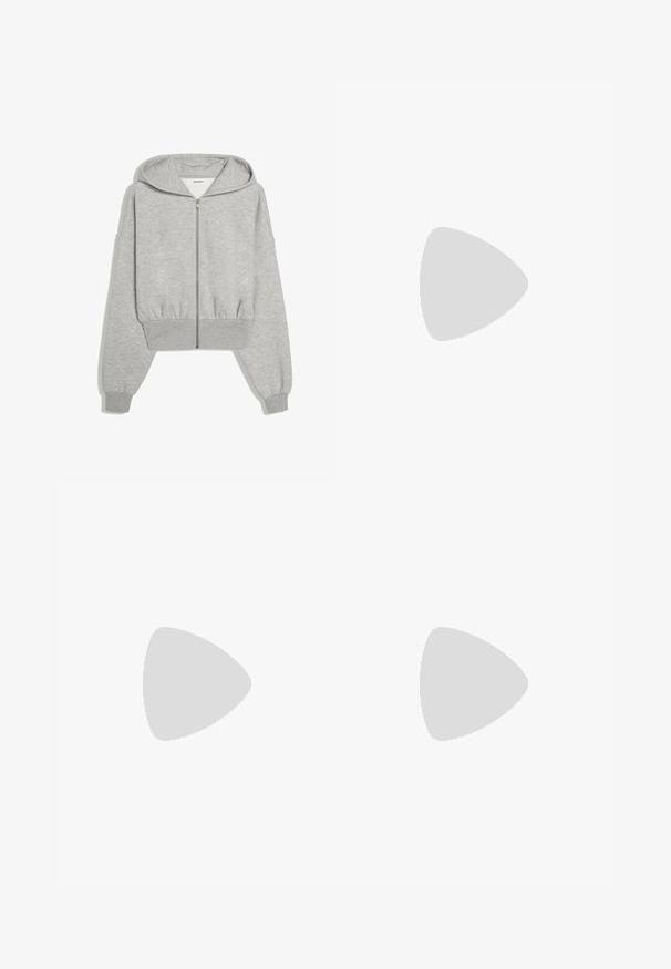 Lichtgrijze cropped zip-up hoodie met lange mouwen, elastische boorden en een capuchon, weergegeven op een witte achtergrond.; Wit T-shirt met korte mouwen van glad katoen, met een ronde halslijn en een aangesloten pasvorm. Klassiek ontwerp, zonder patronen of accenten.; Lichtblauwe wijde spijkerbroek van denim, met een hoge taille, vijf zakken en zichtbare stiksels langs de naden.; Grijze suede sneaker met witte leren strepen en gouden logo detail. Platte gum zool, ronde neus en klassiek vetersluitingssysteem.
