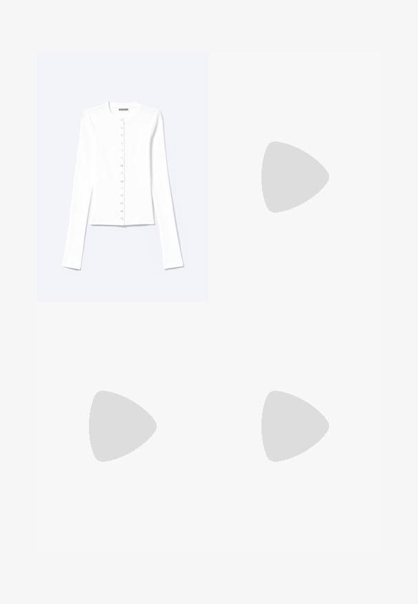 Cardigan blanc à manches longues, boutonné, avec un col rond et des boutons-pression métalliques sur le devant.; Chemise boutonnée jaune clair avec fines rayures verticales marron, manches longues, col, poche poitrine et petit texte sur le poignet gauche.; Jean blanc à jambes larges avec boutons et fermeture éclair à l'avant, passants pour ceinture, poches latérales et avant, présenté sur un fond uni.; Baskets blanches Adidas avec des rayures noires et une semelle beige, flottant au-dessus d'une surface en béton rosâtre et d'un fond en pierre grise.
