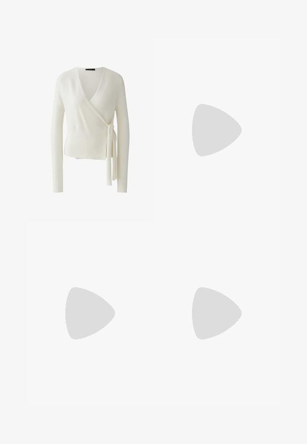 Witte wikkeltrui met lange mouwen, V-hals en zijstrikdetail, geribde zoom en manchetten, zachte gestructureerde stof.; Witte satijnen camisole met verstelbare bandjes, een gestructureerde, gegolfde buste en een rechte zoom. Gladde textuur en minimalistisch ontwerp.; Lichtbeige tule stof met een zachte, doorschijnende textuur, met een fijne gaasweving die zachte golven en plooien creëert.; Bleekroze platte schoen met een puntige neus, gemaakt van satijnen materiaal, versierd met een met juwelen bezette band over de wreef, lage hak.
