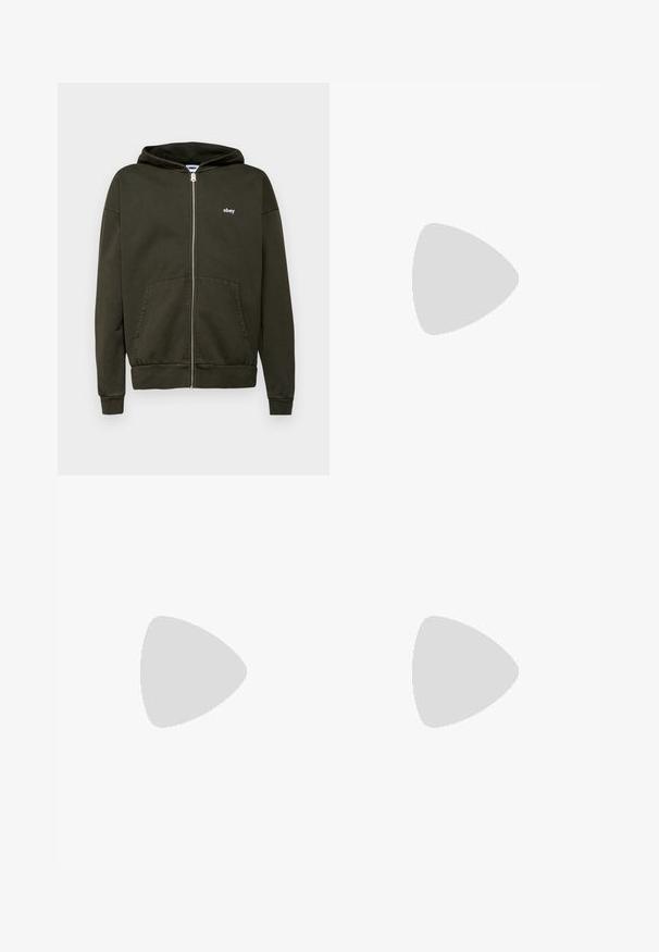 Mørk olivengrøn zip-up hoodie lavet af bomuldsblanding, med to frontlommer, ribbede manchetter og et lille hvidt logo på brystet.; Hvid ærmeløs bomulds top med rund hals og markerede skulderpartier, mærket "WEEKDAY" på halsmærket, vist på lys grå baggrund.; Olivengrønne cargo shorts lavet af letvægtigt stof. Har flere lommer, herunder en lynlåslomme på siden. Rullet kant.; Hvide lædersneakers med grønne og beige accenter, der har en tekstureret sål, rund tå og traditionelt snørrebåndsdesign.