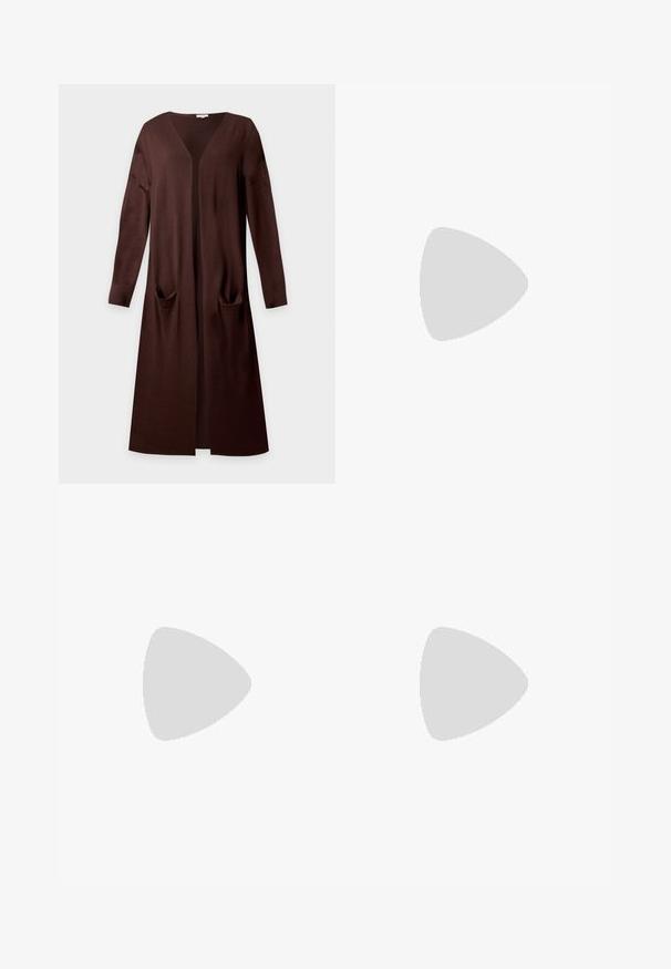 Lang brun åben-front cardigan med lange ærmer og to forlommer, lavet af blødt strikstof.; Beige langærmet skjorte med krave, to brystlommer og op-rullede ærmer.; Beige linned cropped bukser med flad front, knaplukning og elastisk talje. Glat tekstur med minimale sømme og ingen lommer.; Brun ruskind højhælet spids pumps med en slank smal stilet hæl på en ensfarvet lys baggrund.