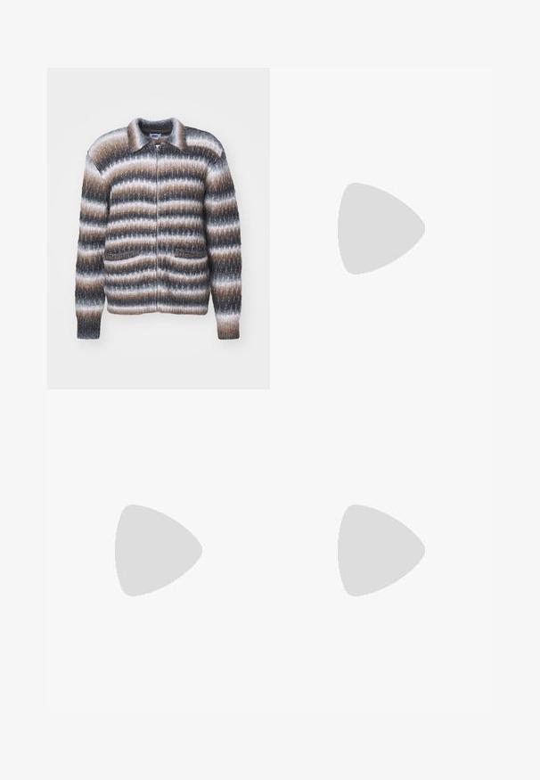 Obey Clothing REGGIE ZIP UP CARDIGAN - Chaqueta de punto - black multi; Camiseta blanca de gran tamaño con mangas cortas, cuello redondo y hombros caídos, plana sobre fondo gris claro.; Jeans de mezclilla azul claro con un diseño de pierna recta, que presentan desgastes en la parte frontal, estilo clásico de cinco bolsillos y una cremallera con un cierre de botón.; Zapatos de cuero burdeos con suelas de goma marrón, puntera redonda, costuras blancas y ojales dorados. El interior cuenta con un forro amarillo.