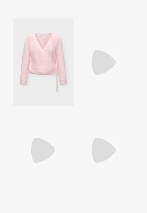 Pull doux rose style portefeuille avec manches longues et fermeture par nœud sur le côté, présenté sur un fond gris clair uni.; Chemise blanche à manches longues avec col pointu et poignets boutonnés sur fond gris clair.; Jean droit gris en denim avec détails sur la couture avant, passants de ceinture et fermeture par bouton sur un fond clair uni.; Chaussure basse à talon en cuir corail avec un bout pointu, dotée de deux sangles et de boucles en ton doré. Texture lisse, design minimaliste.