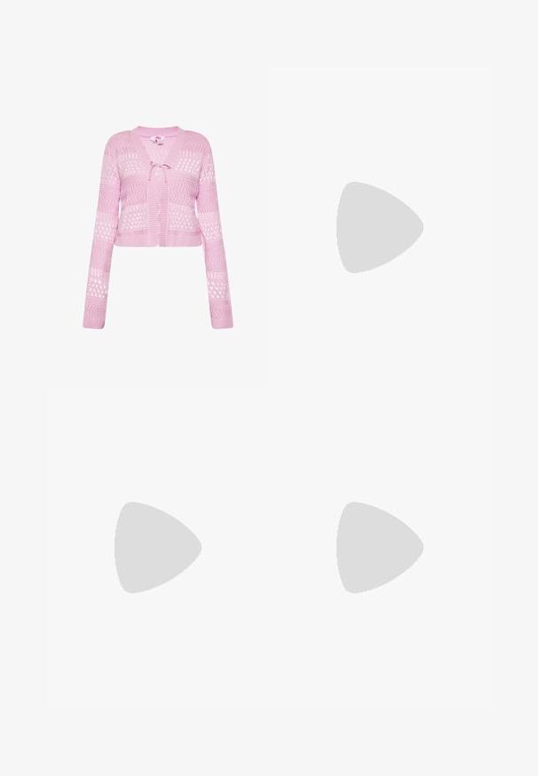 Rosa gestrickte, kurze Strickjacke mit langen Ärmeln, Lochmuster, geripptem Saum und kleinem Schleifenverschluss vorne am Halsausschnitt.; Hellrosa kurzärmelige Bluse mit gerüschtem Peter-Pan-Kragen, durchgehender Knopfleiste, Puffärmeln und elastischem Saum.; Baumwollschlafanzughose mit einem hellbeigen Hintergrund, der ein rotes Toile-Muster zeigt, das ländliche Szenen darstellt. Elastischer Taillenbund und kontrastierender Saum.; Fette Plattform-Pinkschuhe mit doppelten herzförmigen Schnallen, Spitzenbesatz und dickem skulptiertem Absatz vor einem schlichten weißen Hintergrund.