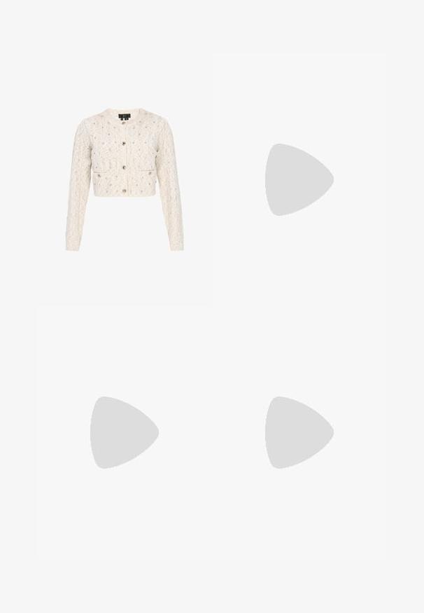 Gebreid cropped cardigan in roomkleur met lange mouwen, ronde hals, kleine knoopjes aan de voorkant en subtiele pailletten details.; Witte geribbelde mouwloze tanktop met een ronde halslijn en een aansluitend silhouet.; Zwarte wikkelrok van gladde stof, met een hoge taille en een zijschuif. Label is zichtbaar in een contrasterende felgele kleur.; Bruine leren platte schoenen met een ronde neus en een verstelbare gespband over de middelvoet. Glad textuur en minimalistisch ontwerp.