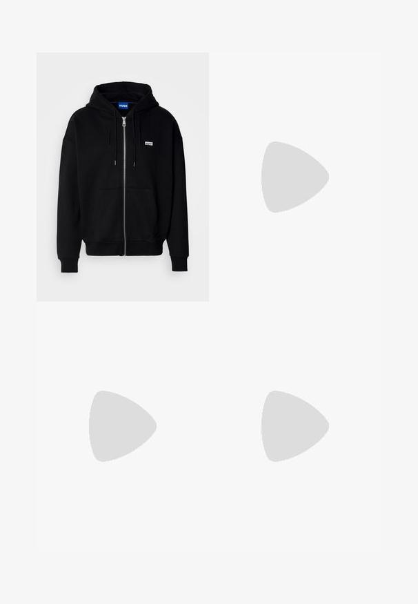 Must mustaga hoodie, mis on valmistatud pehmest kangast, millel on eesmine tasku, nööriga kapuuts ja väike valge logo vasakul rinnal.; Valge puuvillane T-särk lühikeste varrukatega, ümar kaelus ja reljeefne "BOSS" logo rinnal. Lame tekstuur, standardne lõige.; Mustad denimpüksid sirge lõikega, kenguga ja viie taskuga disain. Kangas on sujuva tekstuuriga ja mustrid on nähtamatud.; Mustast nahast toss valge kummist tallaga, esiosal nöörsulguriga ja küljele trükitud brändinguga. Omab siledat tekstuuri ja minimalistlikku kujundust.