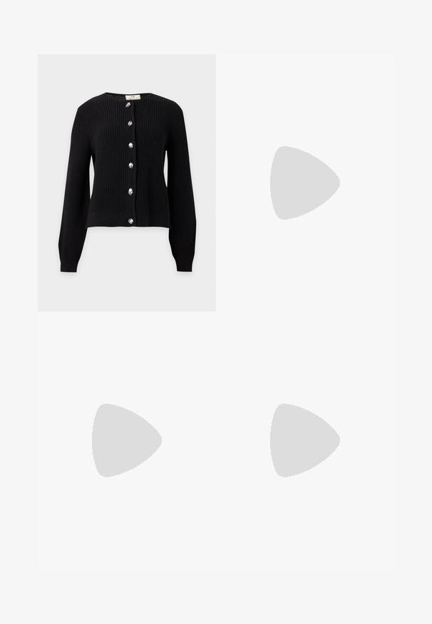 Zwarte gebreide cardigan met lange mouwen, zes zilveren decoratieve knopen aan de voorkant en een ronde hals.; Effen witte cropped t-shirt met korte mouwen en ronde hals, weergegeven op een neutrale lichte achtergrond.; Lichtblauwe spijkerbroek met een rechte enkelafwerking. Bevat vijf zakken, twee metalen knopen en zichtbare oranje stiksels. Labels aanwezig.; Benen met donkere geribbelde leggings gecombineerd met zwarte ballerina's met kleine strikdetails op een witte achtergrond.