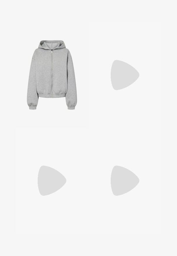 Sudadera con capucha y cremallera de color gris claro, con mangas largas y puños y bajo acanalados, mostrada sobre un fondo blanco.; Top sin tirantes de tela beige claro, diseño ajustado con una textura suave, bordes sin costuras y sin patrones ni detalles de hardware visibles.; Top corto de canalé gris con botones, mangas largas y una abertura frontal, combinado con unos vaqueros de tiro alto azul sueltos. Zapatos negros.; Zapatilla blanca de perfil bajo con suela de goma, acentos laterales plateados a rayas y cierre de cordones, mostrada sobre un fondo claro y liso.