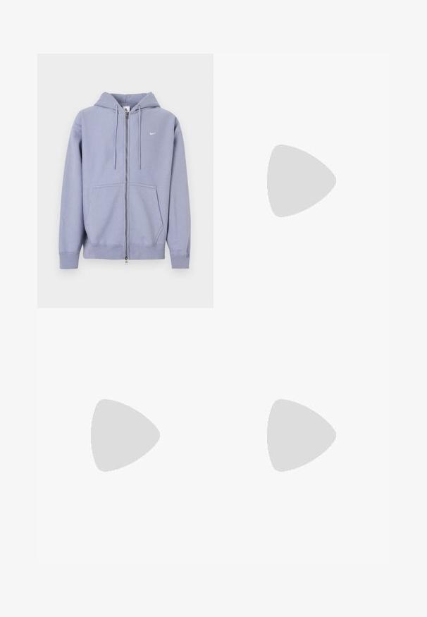 Hellviolette Kapuzenjacke zum Reißverschluss, aus weichem Stoff, mit durchgehendem Reißverschluss, zwei Vordertaschen und kleinem weißen Logo auf der linken Brust.; Rotes Baumwoll-T-Shirt mit schwarzem Nike-Logo auf der Brust, kurzen Ärmeln, rundem Ausschnitt und normaler Passform. Glatte Textur.; Graue Sweatpants aus weichem Material, mit elastischem Bund und Kordelzug, zwei seitlichen Cargo-Taschen und schmal zulaufenden Bündchen.; Weiße Sportschuhe mit Mesh-Obermaterial, strukturierten Akzenten und gepolsterter Sohle. Kombieirt mit schwarzen gerippten Knöchelsocken auf einer blauen Teppichoberfläche.