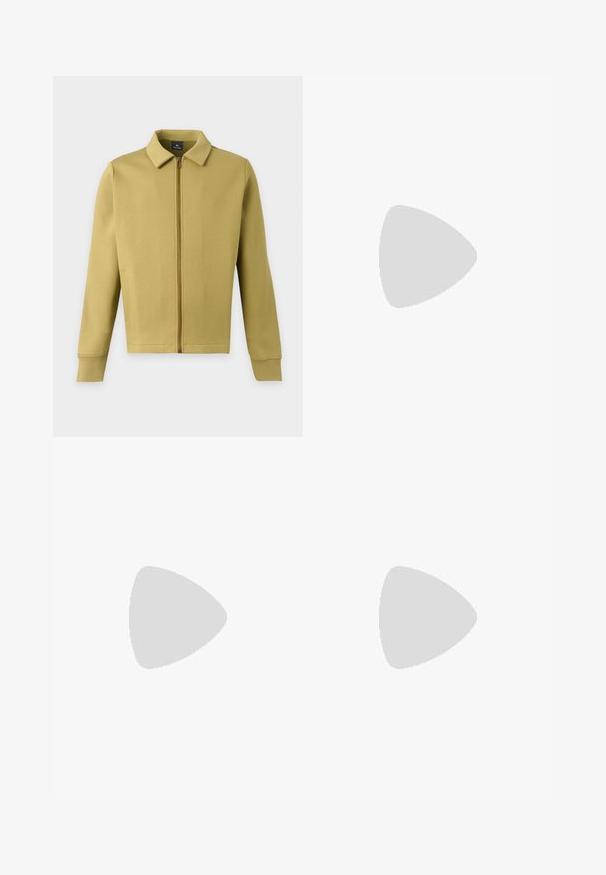 Veste zippée vert olive clair avec col, manches longues et poches avant simples sur fond uni.; T-shirt noir à manches courtes en col V avec une étiquette blanche à l'intérieur du col sur un fond clair.; Pantalon droit blanc taille haute avec passants de ceinture et pli avant, présenté sur un fond clair uni.; Baskets basses en cuir marron avec lacets crème et semelle épaisse en caoutchouc crème, vues de profil sur fond blanc.